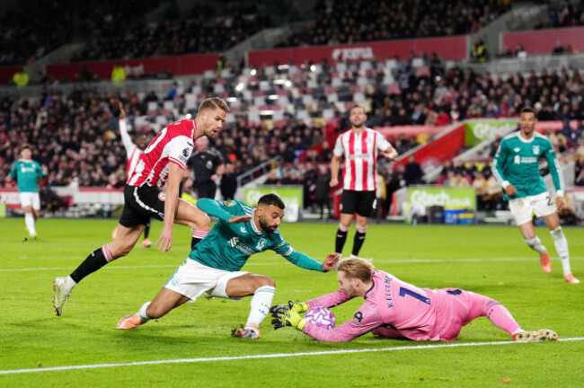 liverpools-mohamed-salah-collides-with-brentford-goalkeeper-caoimhin-kelleher-under-pressure-from-kristoffer-ajer-left-during-the-premier-league-match-at-the-gtech-community-stadium-london-pictur