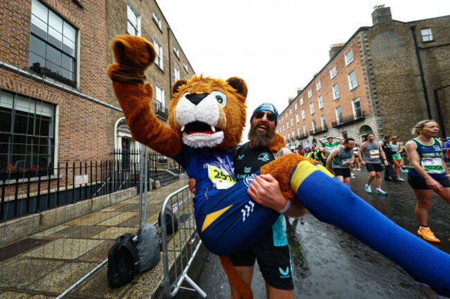 leo-the-lion-celebrates-at-the-finish-line
