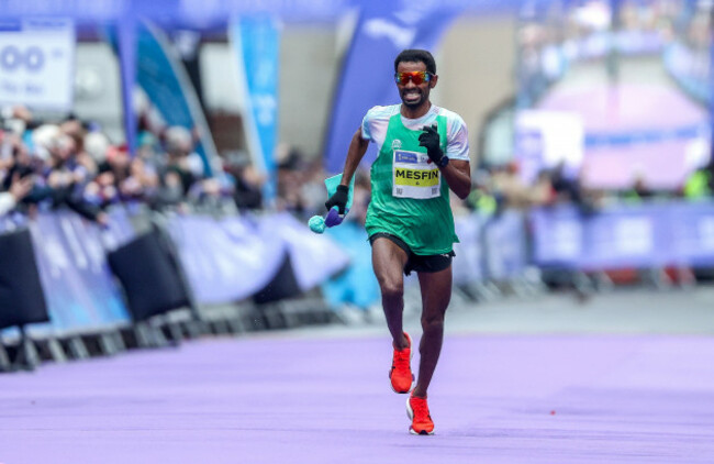 daniel-mesfin-on-his-way-to-crossing-the-finish-line-to-win-the-mens-2025-irish-life-dublin-marathon