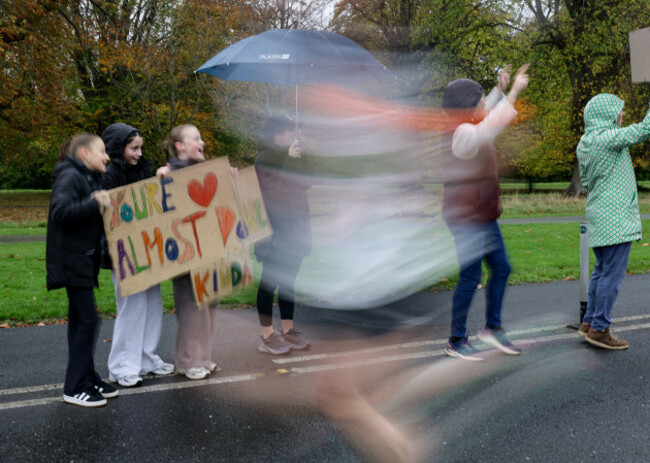 supporters-cheer-on-the-runners