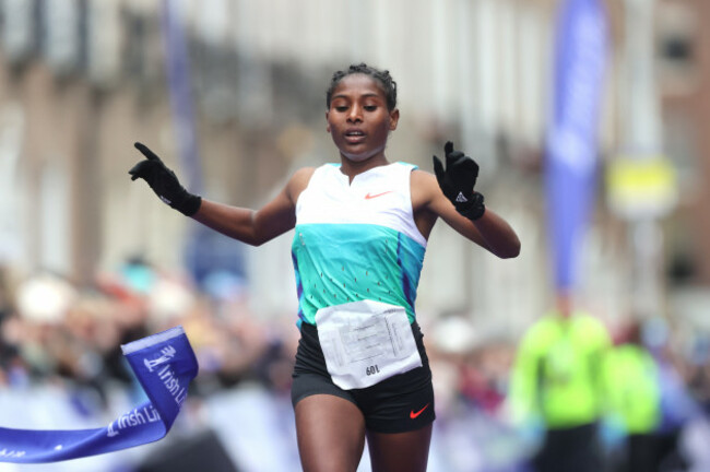 eebbissee-addunyaa-as-she-crosses-the-line-and-win-the-womens-2025-irish-life-dublin-marathon