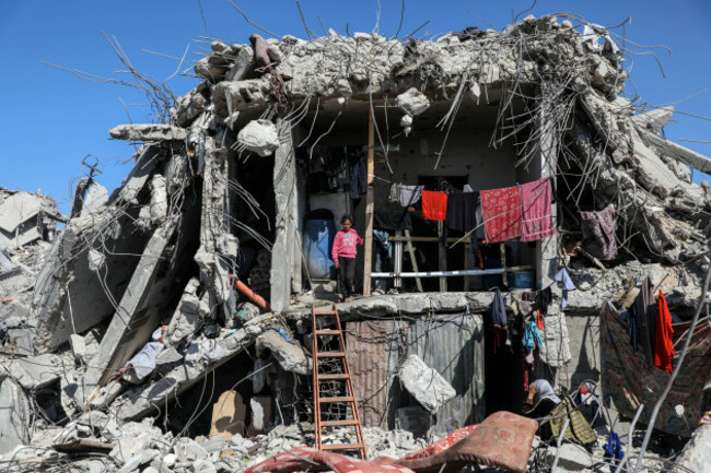 gaza-27th-oct-2025-palestinians-are-seen-at-a-street-with-destroyed-buildings-in-jabalia-refugee-camp-northern-gaza-strip-oct-27-2025-the-united-nations-estimates-that-approximately-92-percent