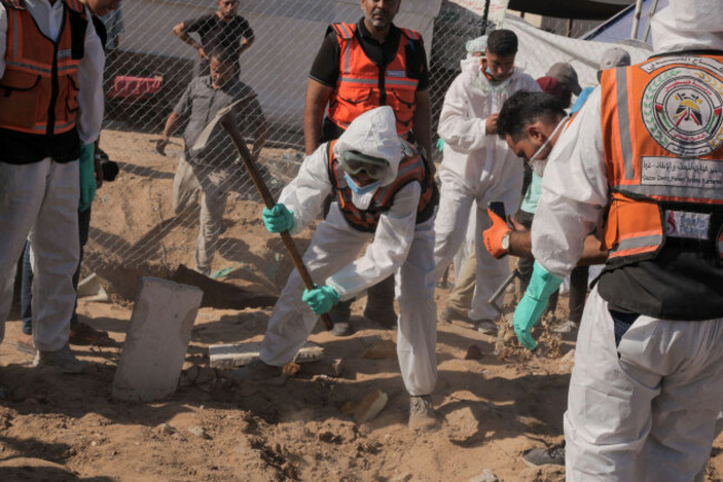 gaza-palestine-28th-oct-2025-int-rescue-team-recovered-70-bodies-in-al-katiba-area-gaza-october-28-2025-gaza-palestine-civil-defense-rescue-teams-recovered-70-bodies-from-the-streets-and-u