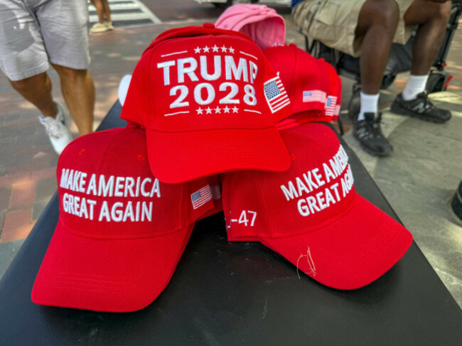 washington-district-of-columbia-usa-31st-aug-2025-a-dc-street-vendor-sells-trump-2028-hats-in-a-park-near-the-white-house-the-u-s-constitution-bars-the-president-from-serving-a-third-term-cre