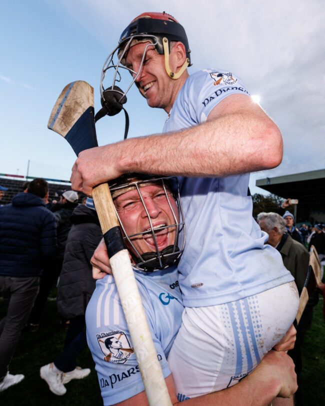 Peter Casey célèbre sa victoire avec Daithi Dempsey