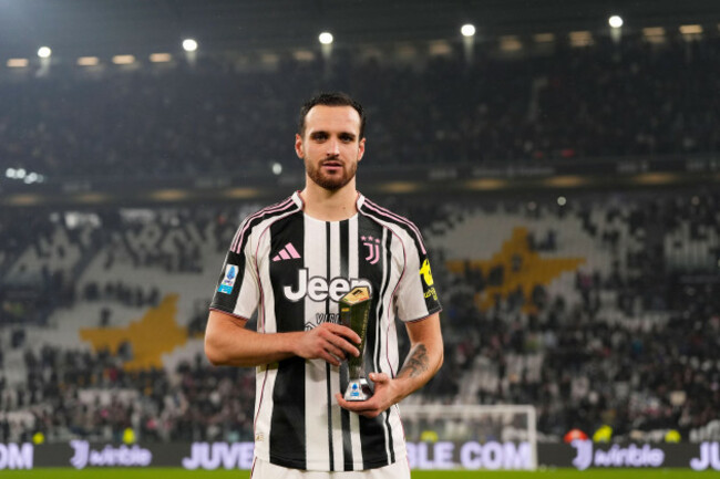 torino-italia-29th-oct-2025-juventuss-federico-gatti-pani9ni-player-of-the-match-after-the-serie-a-soccer-match-between-juventus-fc-and-udinese-at-the-juventus-stadium-in-turin-north-west-ital