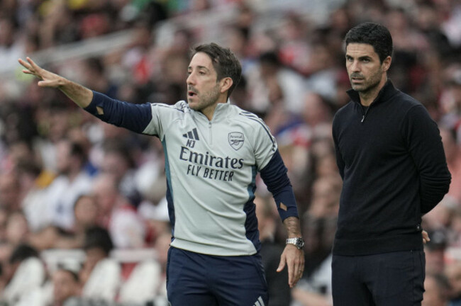 mikel-arteta-manager-of-arsenal-and-nicolas-jover-during-the-pre-season-friendly-match-arsenal-vs-villarreal-at-emirates-stadium-london-united-kingdom-6th-august-2025photo-by-harvey-murphynews