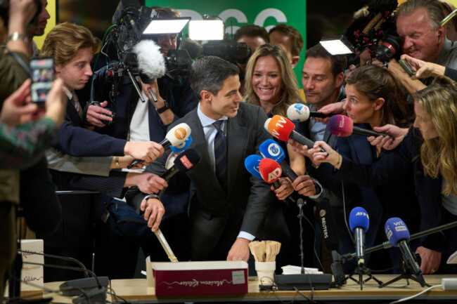 rob-jettenleader-of-the-democrats-66-d66-cuts-a-pie-in-celebration-one-day-after-the-general-election-at-the-house-of-representatives-in-the-hague-thursday-oct-30-2025-ap-photopeter-dejong