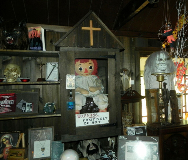 the-annabelle-raggedy-ann-doll-sits-in-a-case-in-the-warrens-occult-museum-jessica-moorehartford-couranttns
