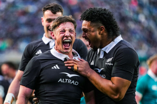 cam-roigard-celebrates-scoring-their-fourth-try-with-leicester-faingaanuku