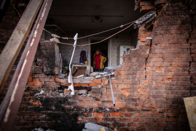 sumy-sumy-ukraine-31st-oct-2025-resident-of-sumy-in-the-kitchen-of-her-house-destroyed-after-the-impact-of-a-russian-kamikaze-drone-credit-image-francisco-richartzuma-press-wire-edito