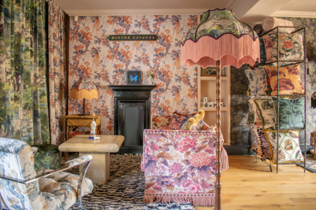 DIVINE SAVAGES SHOWROOM - B2