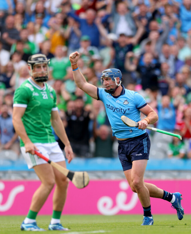 John Hetherton celebra el primer gol de su equipo