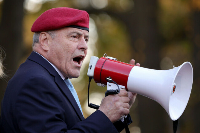 new-york-ny-usa-2nd-nov-2025-queens-new-york-november-2-2025-mayoral-candidate-and-guardian-angels-founder-curtis-sliwa-alongside-his-wife-nancy-sliwa-continued-his-grassroots-outreach-w