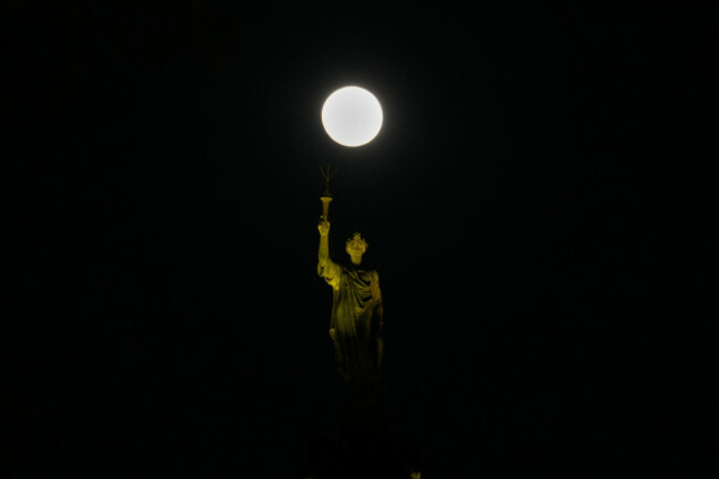 the-last-super-moon-known-as-beaver-moon-rises-over-chhatrapati-shivaji-maharaj-terminus-train-station-in-mumbai-india-tuesday-nov-4-2025-ap-photorajanish-kakade