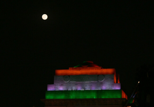 new-delhi-india-05th-nov-2025-new-delhi-india-november-5-a-view-of-beaver-moon-shining-bright-at-kartavya-path-on-november-5-2025-in-new-delhi-india-novembers-full-moon-is-the-largest-and