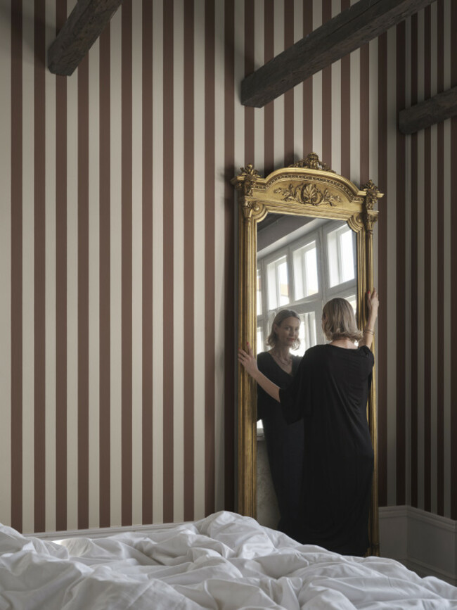 S10699_Sam_Burgundy_Sandberg-Wallpaper_interior1