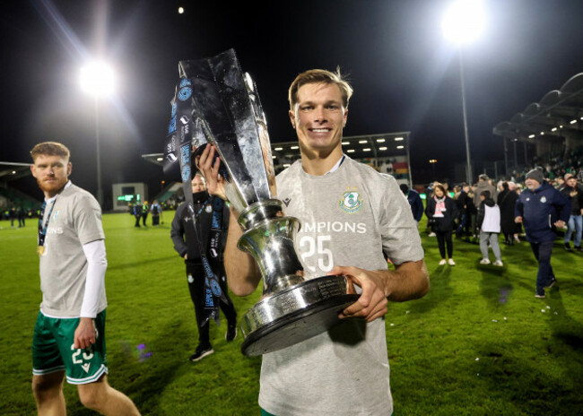 dan-cleary-celebrates-with-the-sse-airtricity-league-premier-division-trophy-after-the-match