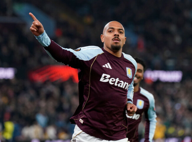 birmingham-uk-6th-nov-2025-donyell-malen-of-aston-villa-celebrates-scoring-their-second-goal-during-the-aston-villa-vs-maccabi-tel-aviv-fc-uefa-europa-league-match-at-villa-park-birmingham-pictu