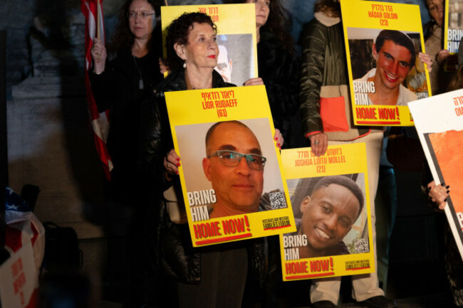 manhattan-usa-03rd-nov-2025-people-gather-to-mourn-deceased-israel-defense-forces-soldier-omer-neutra-in-central-park-manhattan-ny-on-monday-november-3-2025-neutras-body-was-recently-retur
