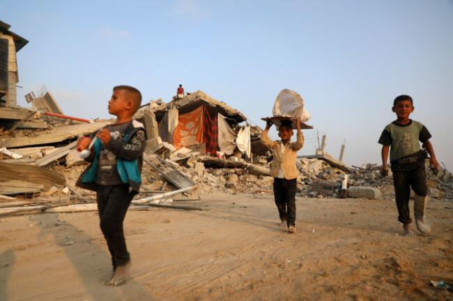 gaza-6th-nov-2025-palestinians-are-seen-after-they-returned-to-the-destroyed-sheikh-radwan-area-north-of-gaza-city-nov-6-2025-credit-rizek-abdeljawadxinhuaalamy-live-news