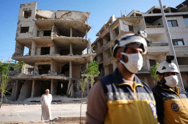 harasta-syria-30th-oct-2025-residents-and-members-of-the-white-helmets-follow-foreign-minister-wadephuls-visit-to-a-humanitarian-project-in-the-bombed-out-district-of-harasta-wadephul-had-previo