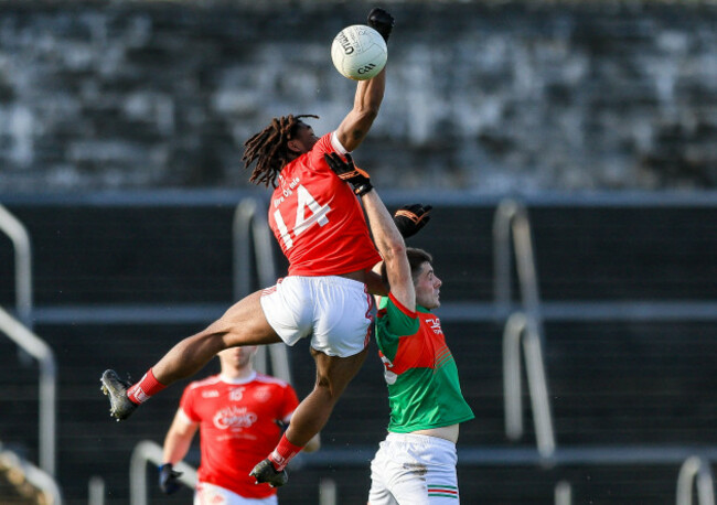 ikem-ugwueru-and-tom-walsh-jump-for-the-high-ball