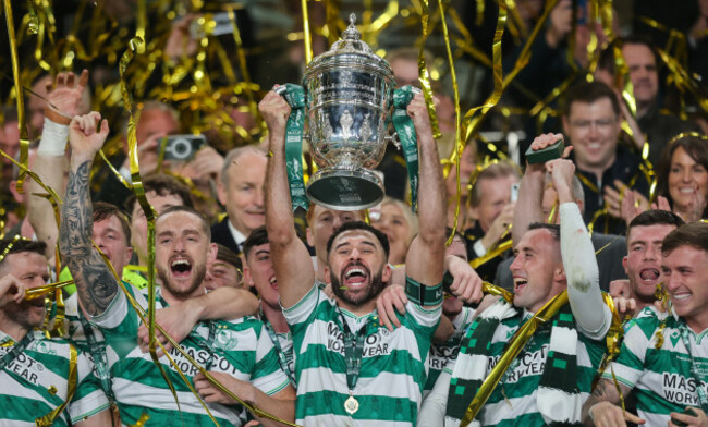 roberto-lopes-lift-the-sports-direct-fai-cup