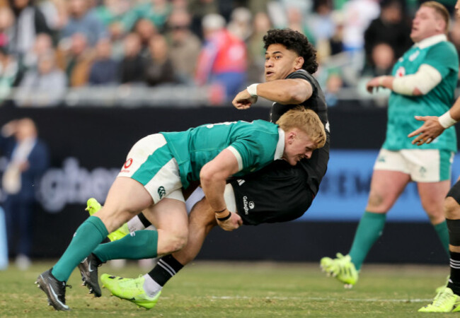 wallace-sititi-tackled-by-tommy-obrien