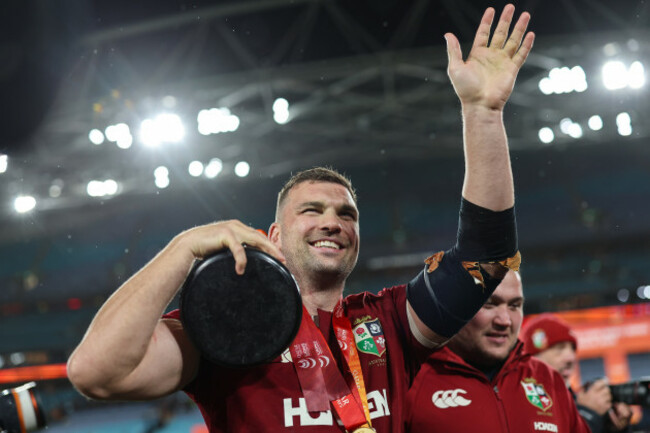 tadhg-beirne-with-the-qatar-airways-series-trophy