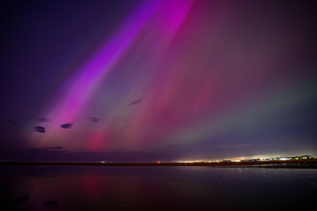 northern-lights-aurora-borealis-shimmering-in-the-sky-above-dublin-bay-in-ireland