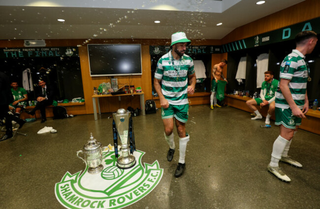 roberto-lopes-celebrates-in-the-dressing-room-after-the-match