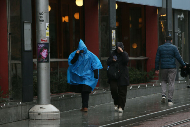 dublin-ireland-14th-november-2025-view-from-a-dublin-city-street-as-storm-claudia-brings-an-orange-weather-warning-with-heavy-rainfall-and-wind-in-the-irish-capital