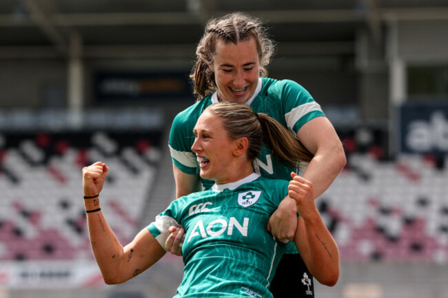 anna-mcgann-celebrates-with-eve-higgins-after-scoring-her-second-try