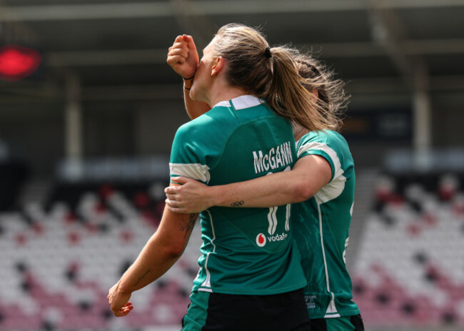 anna-mcgann-celebrates-after-scoring-her-sides-second-try-by-kissing-her-wrist-with-dad-in-memory-of-her-late-father
