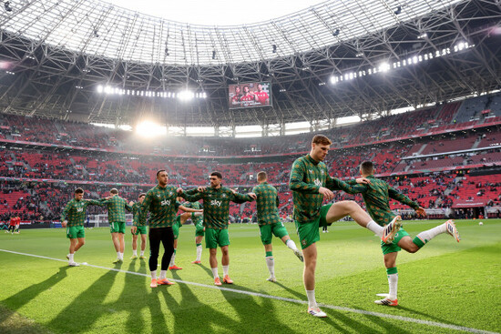 adam-idah-troy-parrott-and-jake-obrien-during-warm-up-ahead-of-the-game
