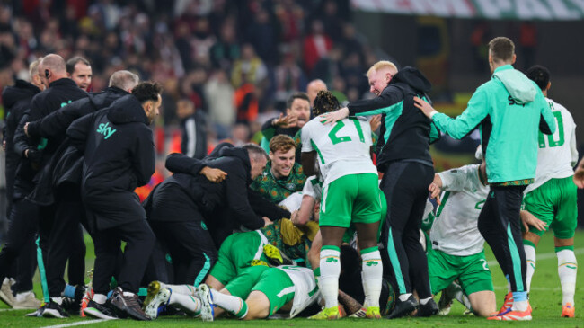 ireland-team-celebrate-tory-parrott-last-minute-goal-to-win-the-match