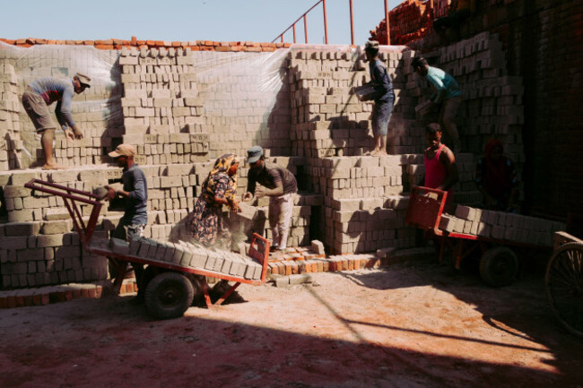 dhaka-dhaka-bangladesh-16th-nov-2025-workers-arrange-bricks-in-layers-at-a-brick-kiln-in-dhaka-bangladesh-sometimes-the-whole-family-consisting-of-the-father-mother-and-children-come-to-bric