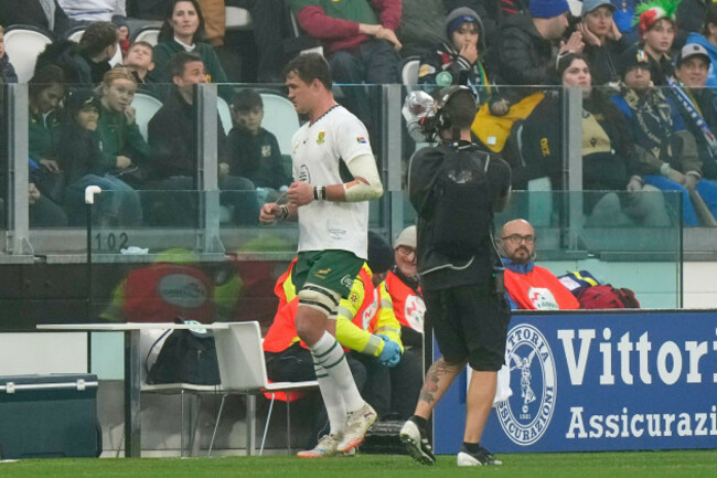 south-africas-franco-mostert-leaves-the-pitch-after-getting-a-red-card-during-the-rugby-union-nations-series-match-between-italy-and-south-africa-in-turin-italy-saturday-nov-15-2025-ap-photo
