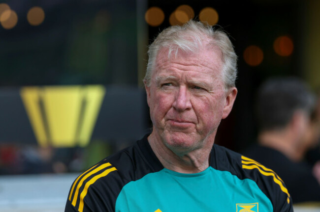 austin-tx-june-24-jamaica-head-coach-steve-mcclaren-in-the-bench-area-before-concacaf-gold-cup-group-stage-match-between-panama-and-jamaica-on-june-24-2025-at-q2-stadium-in-austin-tx-photo-by