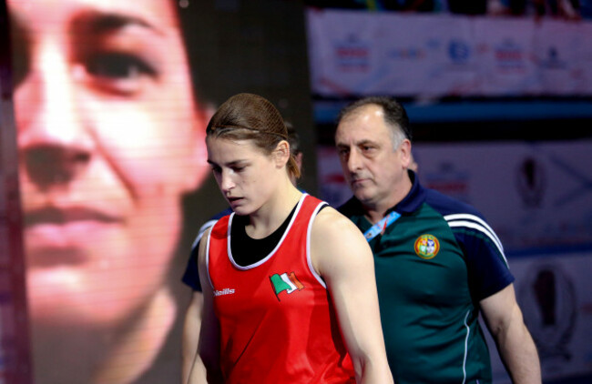 katie-taylor-makes-her-way-to-ring-with-coach-zaur-antia