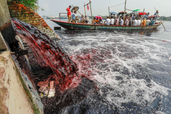 june-1-2024-dhaka-bangladesh-chemical-waste-from-factories-flows-unhindered-into-the-buriganga-river-in-dhaka-bangladesh-june-1-2024-dyeing-factories-in-the-capitals-shampur-area-continued-t