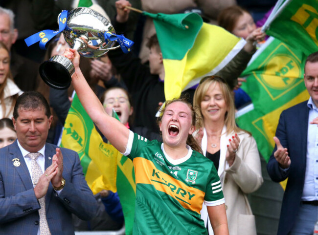 siofra-oshea-lifts-the-division-1-league-cup