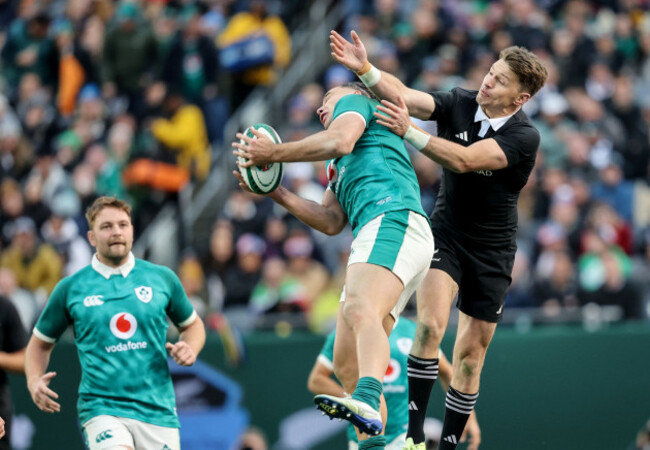 jordie-barrett-and-james-lowe-compete-for-a-ball-in-the-air