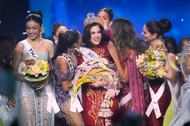 miss-mexico-fatima-bosch-center-is-celebrated-by-other-contesters-after-winning-the-2025-miss-universe-pageant-in-nonthaburi-north-of-bangkok-thailand-friday-nov-21-2025-ap-photosakchai-lal