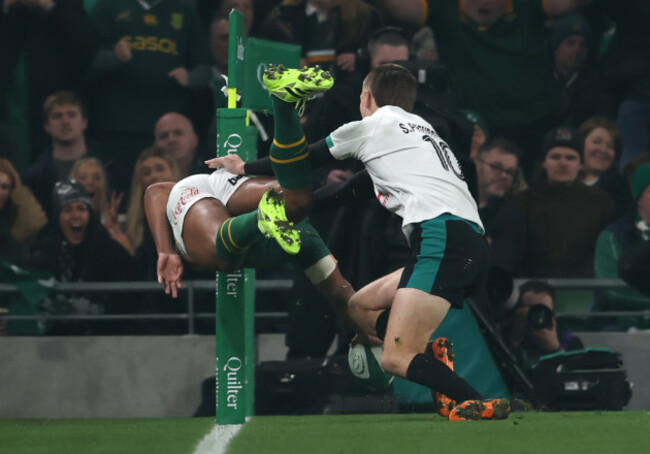 damian-willemse-scores-his-sides-first-try-of-the-match-despite-sam-prendergast