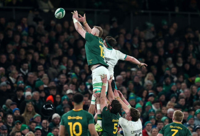 rg-snyman-and-ryan-baird-compete-for-a-lineout