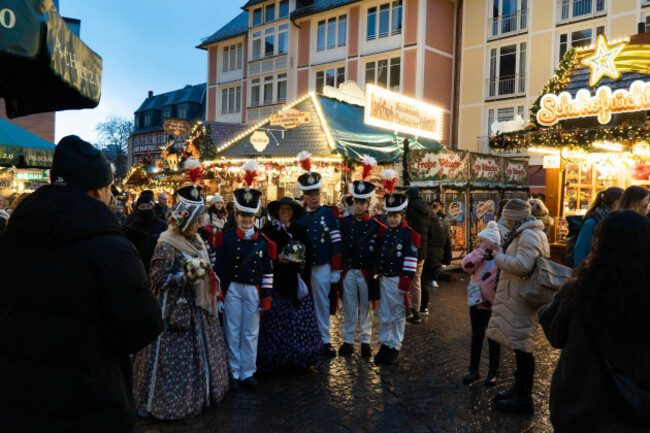 frankfurt-hesse-germany-24th-nov-2025-costumed-participants-pose-for-photos-as-visitors-enjoy-the-opening-day-of-the-traditional-christmas-market-in-frankfurt-germany-credit-image-mati