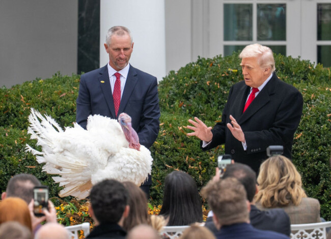 washington-usa-25th-nov-2025-u-s-president-donald-trump-r-attends-the-national-thanksgiving-turkey-pardoning-ceremony-at-the-white-house-in-washington-dc-the-united-states-nov-25-2025-cre