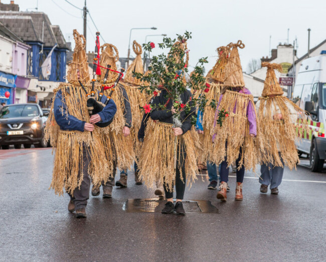 carrigaline-cork-ireland-26th-december-2019-members-of-carrigaline-comhaltas-dressed-as-straw-boys-arrive-on-main-street-as-part-of-the-st-stephens-day-celebrations-at-carrigaline-co-cork-ir